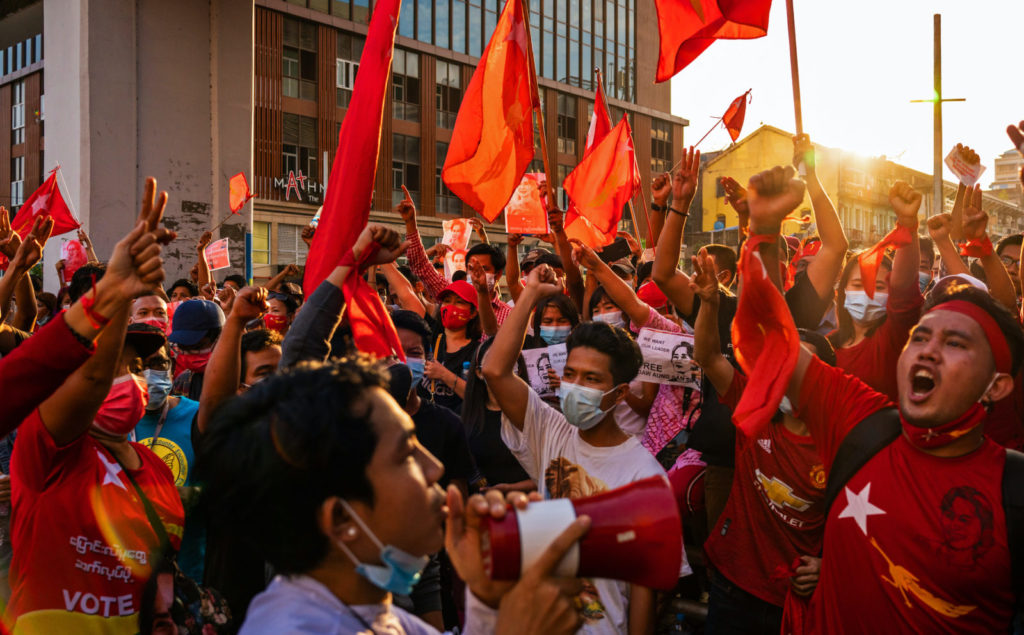 Människor som protesterar på gatorna i Rangoon